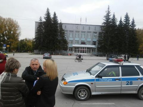 Мэрию Бердска эвакуировали из-за сообщения о взрывном устройстве