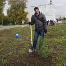 Жители посадили 25 новых деревьев в парке Бердска