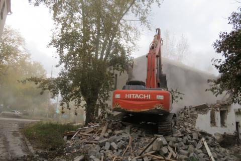 Сносят аварийный дом на ул. Кирова в Бердске