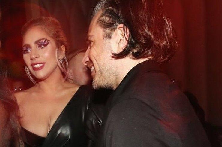 Леди Гага первый раз показала своего бойфренда