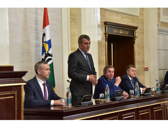 Андрей Травников официально представлен в должности врио губернатора