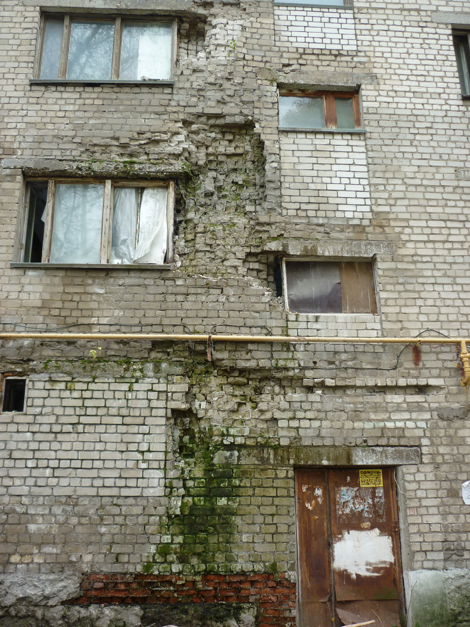 Жильцы аварийного дома на Крупской - Боимся оказаться погребенными заживо