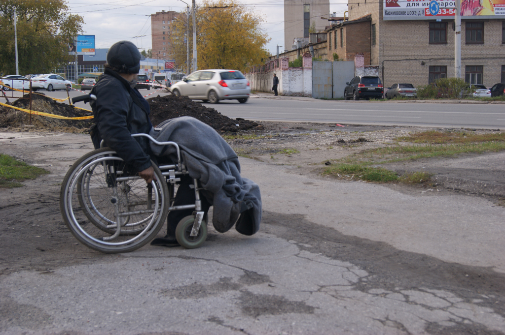 В Рязани мужчина в инвалидной коляске живет на улице