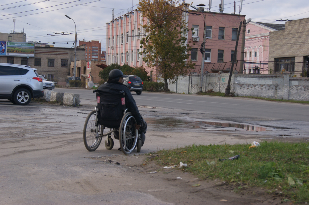 В Рязани мужчина в инвалидной коляске живет на улице