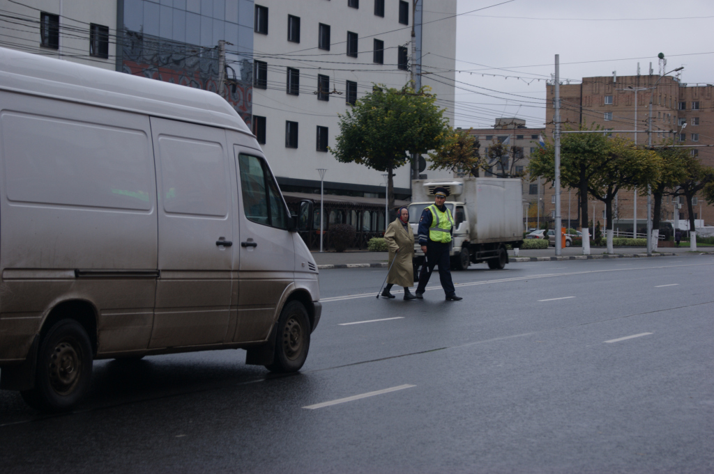 Пешеходы на проезжей части - Pro Город и ГИБДД ловят нарушителей