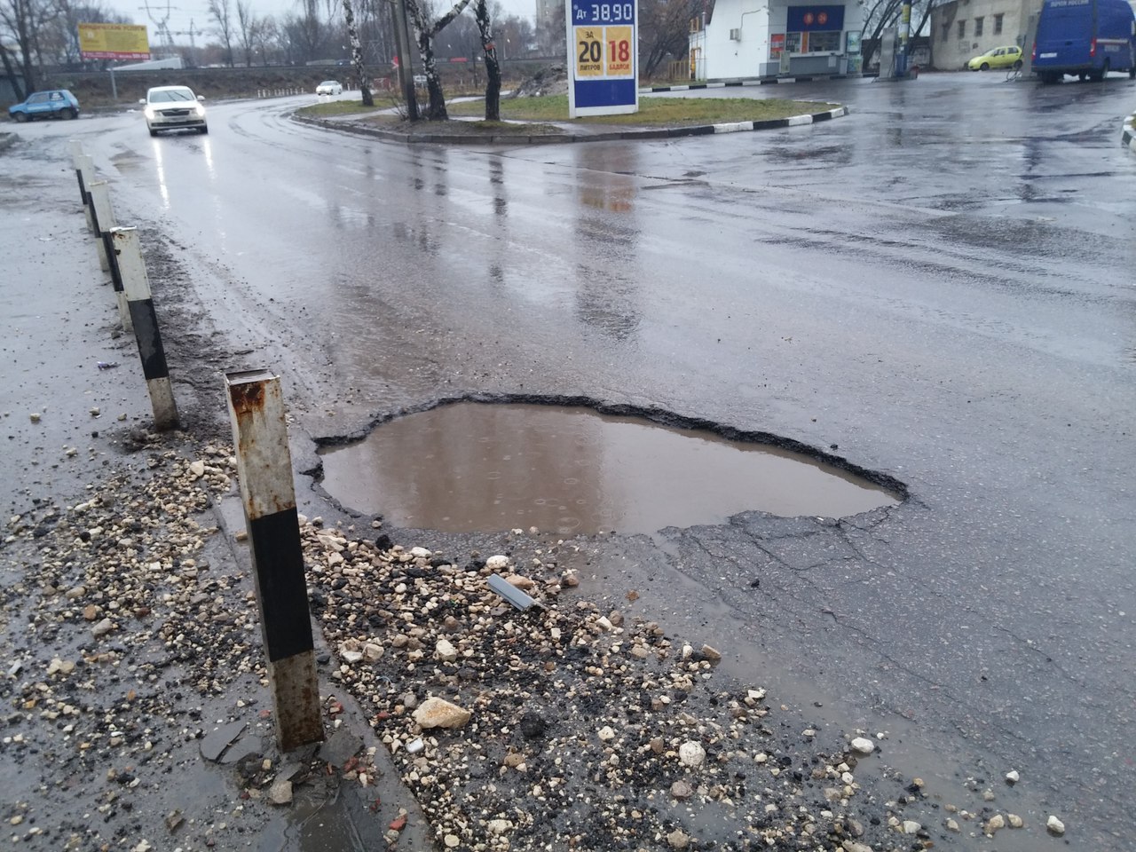 На Михайловском шоссе можно оставить в яме колесо