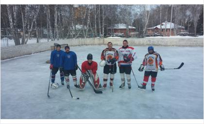 Хоккеисты Академгородка бьются с Nivea за хоккейную коробку