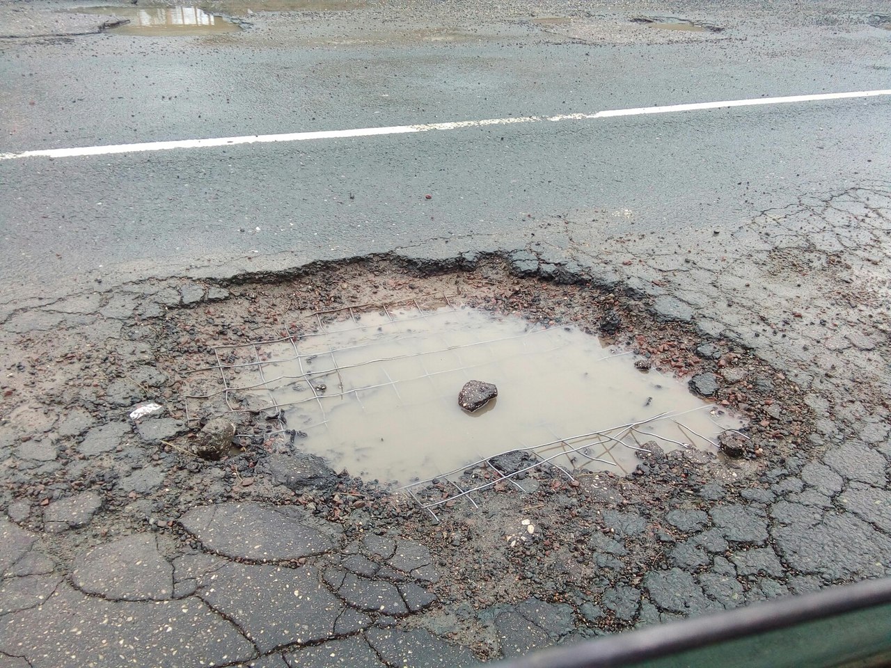 Опасная дорога на трассе М5 - из ямы торчит металлическая арматура
