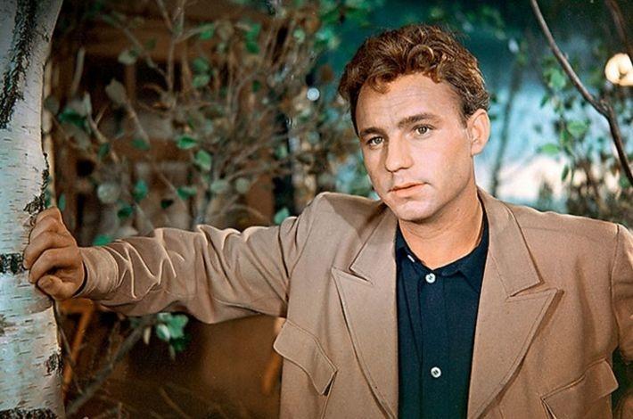 20 самых красивых советских актеров