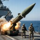 Иран испытал новую противокорабельную ракету рядом с авианосцем США